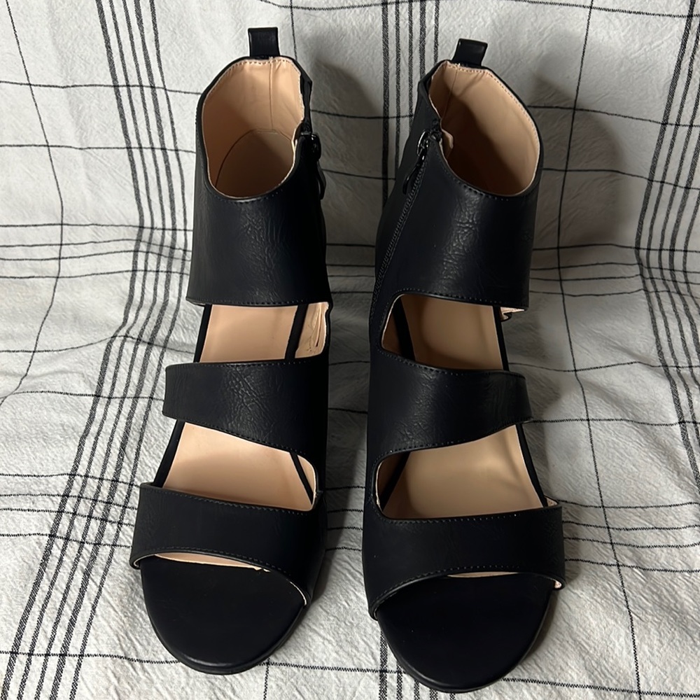NWOT Journee Collection Juniper Sandals